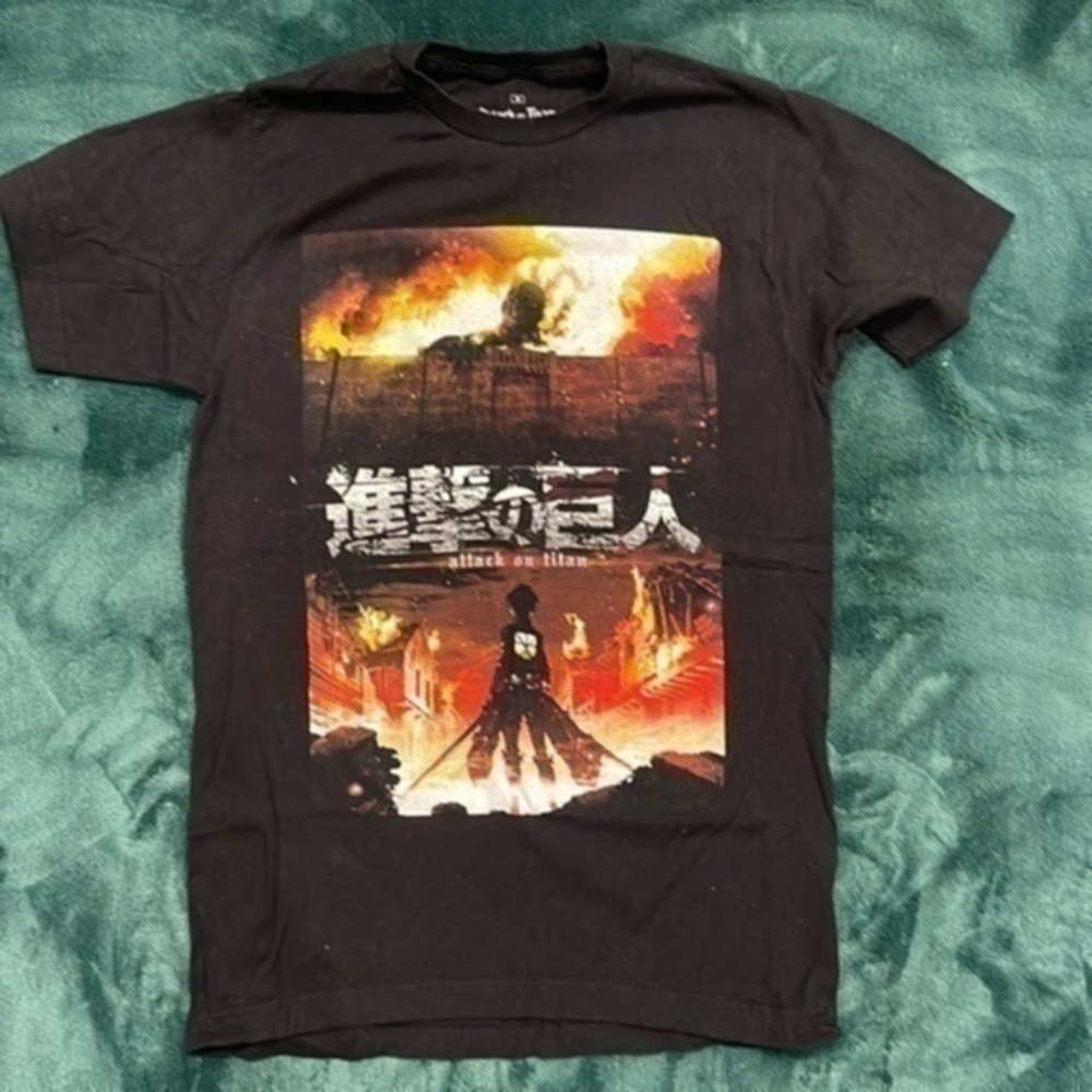 Attack on Titans tee, size S